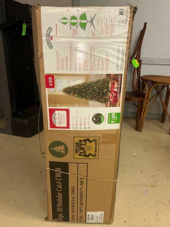 Pre-lit easy-setup Christmas tree with 600 lights