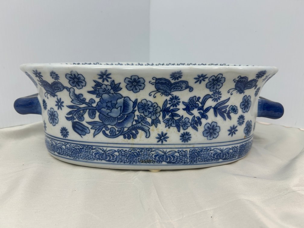 Blue and white oval decorated bowl