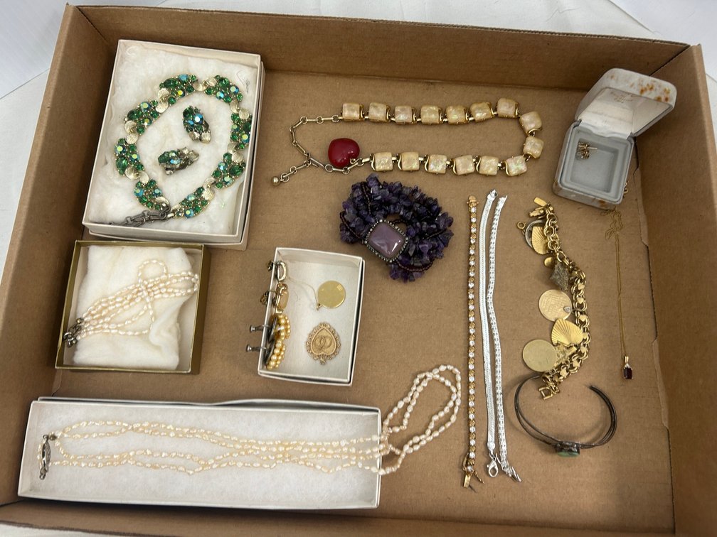 Ladies' costume jewelry