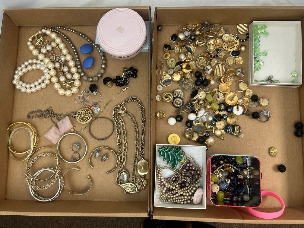 Ladies' costume jewelry mixed lot including earrings, bracelet, and necklace