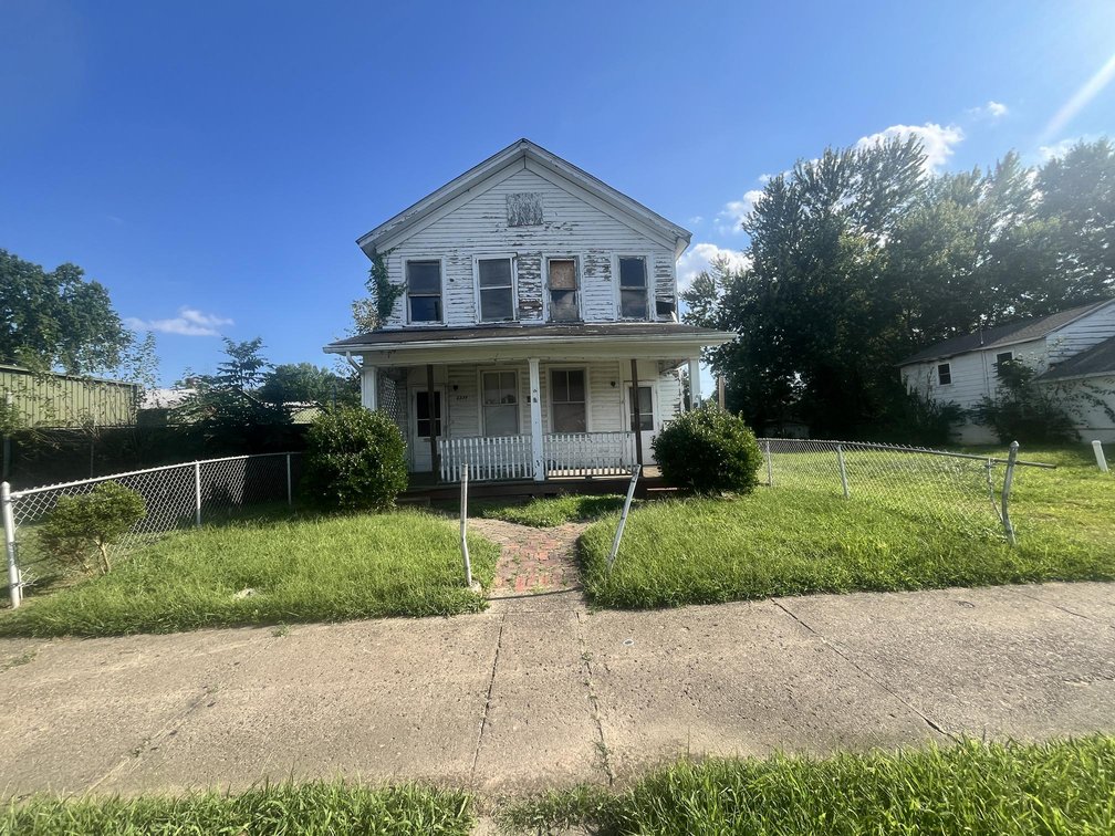 Image for Huntington Duplex Selling to the Highest Bidder