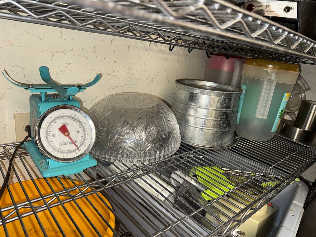 Pitchers, kitchenware, and mechanical scale