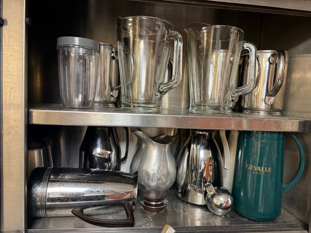 Pitchers, kitchenware, and mechanical scale