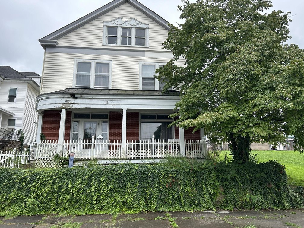 Image for 7-Bedroom Sistersville Home Ready for Its Next Chapter