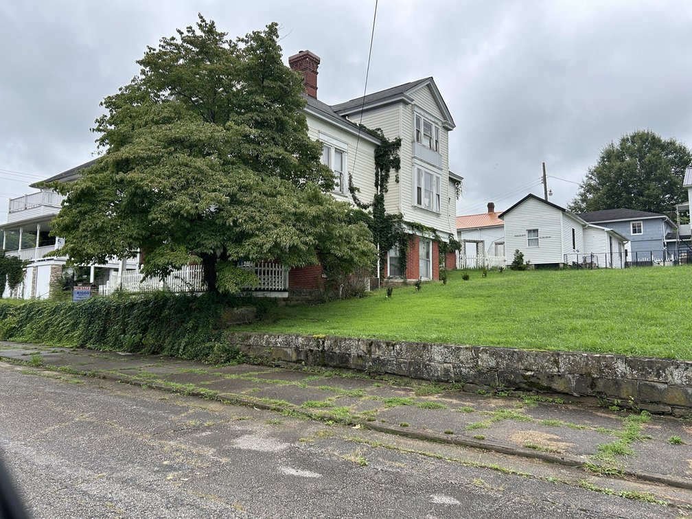 Image for 7-Bedroom Sistersville Home Ready for Its Next Chapter