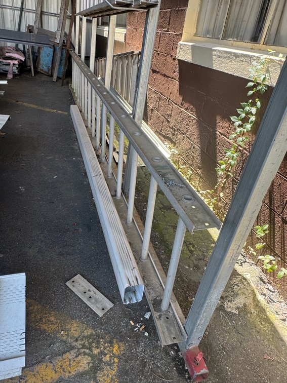 Ladder and extension ladder - aluminum