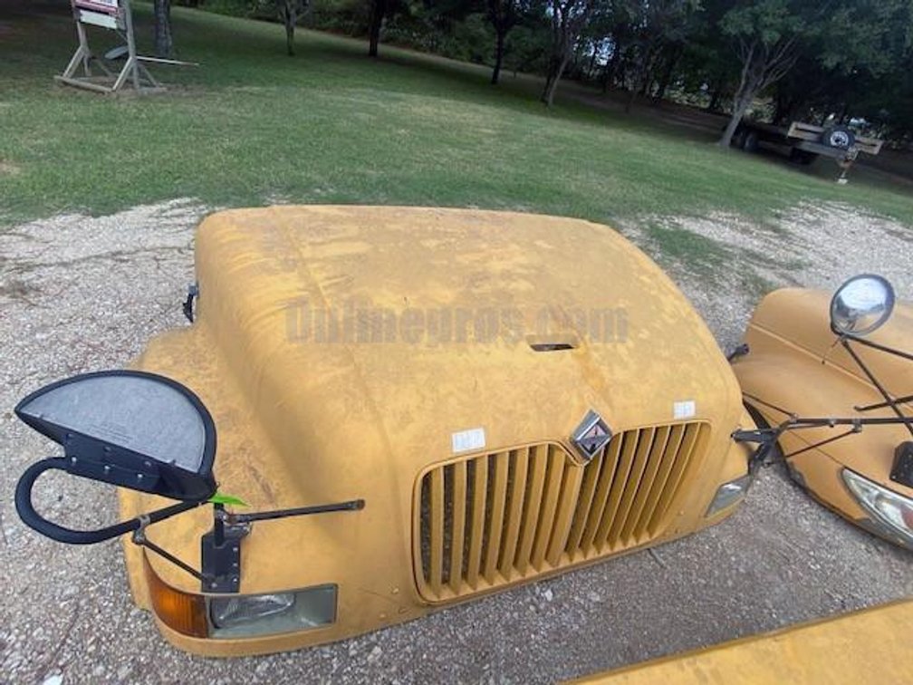 (1) 1996-2003 Bus International Truck Hood