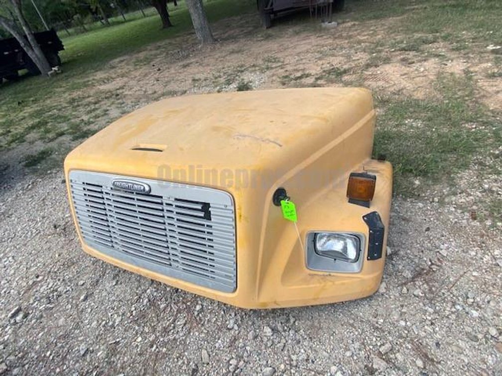 (1) 2003 Freightliner Bus/Truck Hood