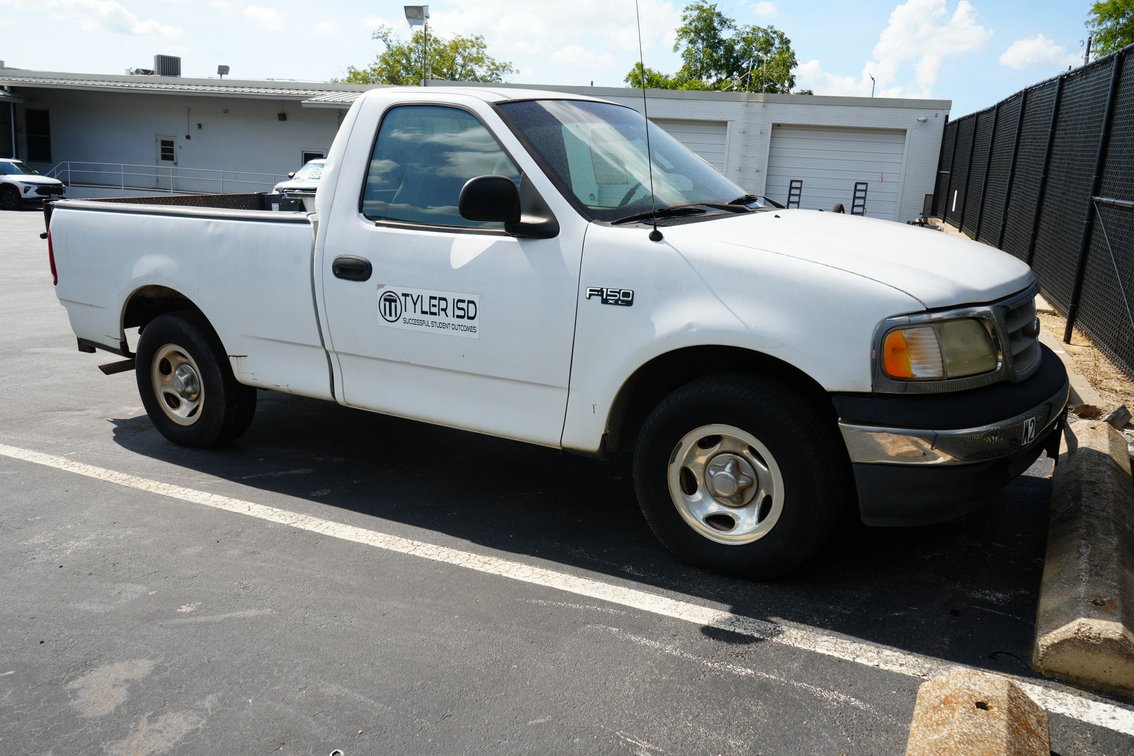 2000 Ford F150 XL Pickup Truck