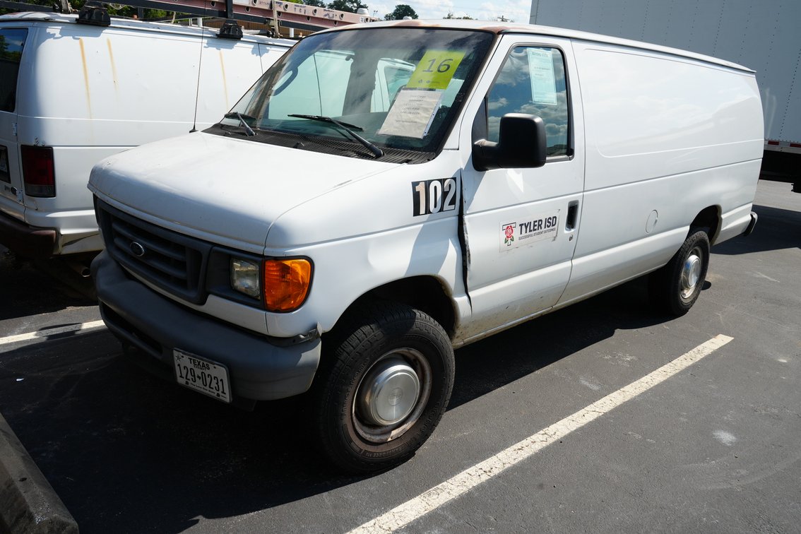2006 Ford E350 Super Duty Cargo Van - Recommend Tow