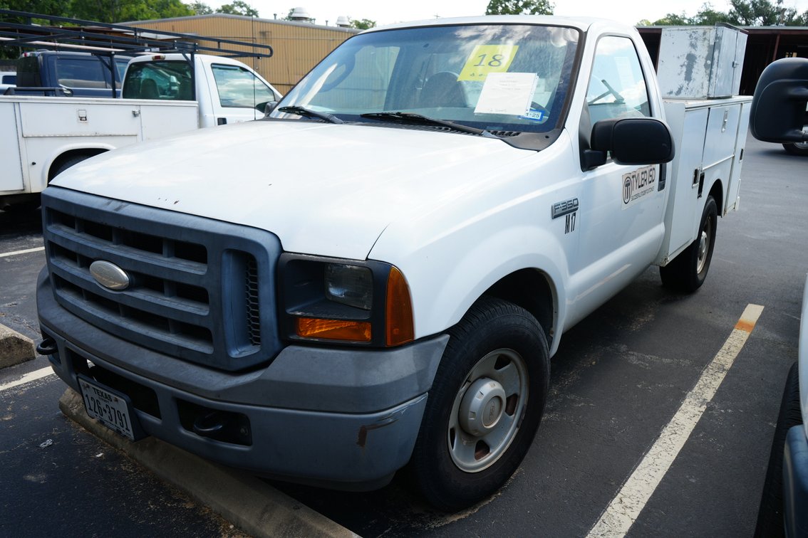 2007 Ford F350 XL Super Duty Service Truck - Will Need to be Towed