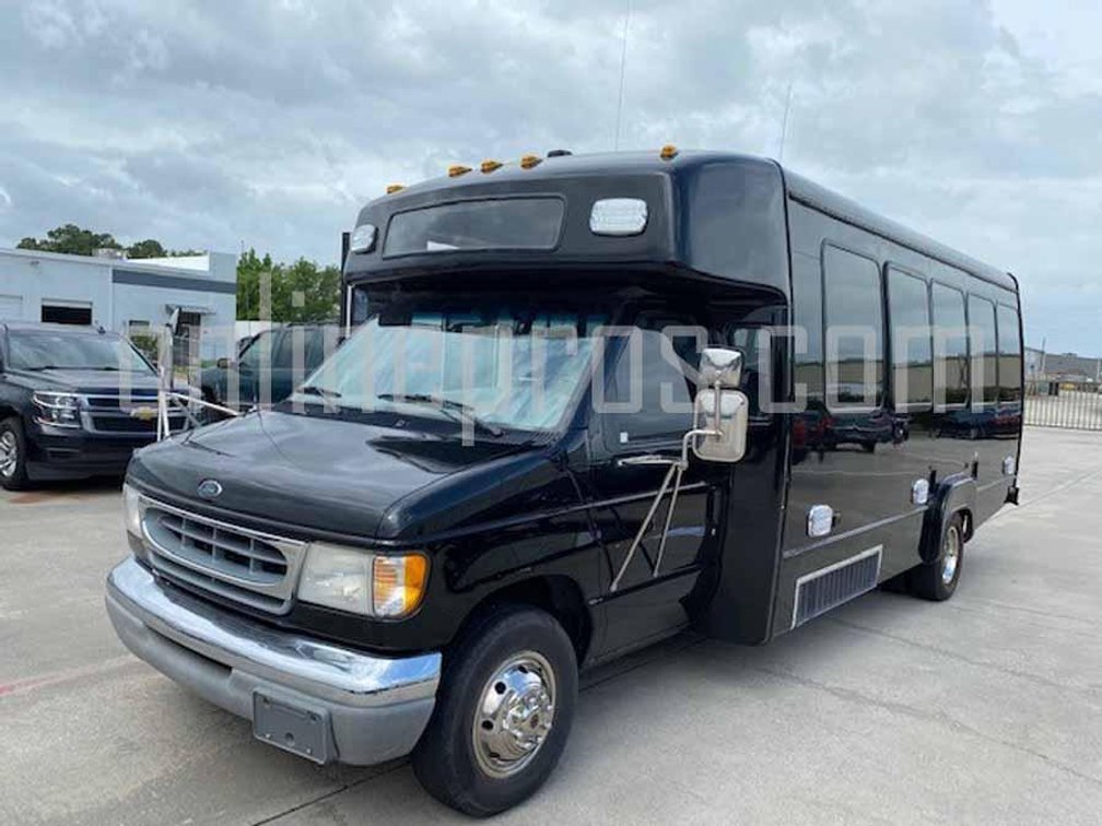 (1) 2000 Ford E-450 Diesel Bus VIN #7561