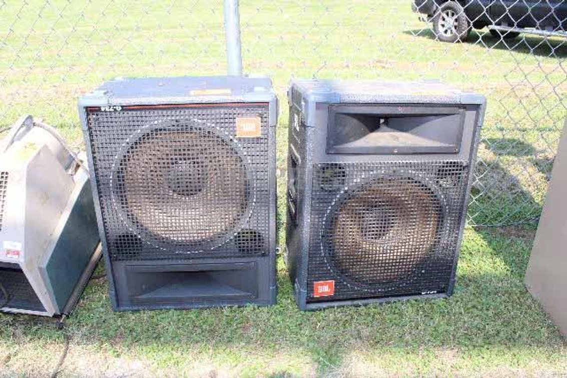 (Lot) JBL Speakers