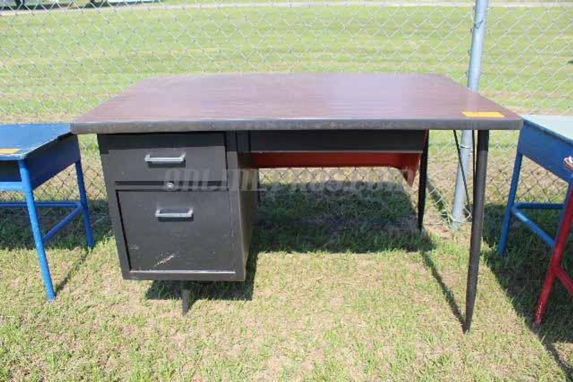 (1) Single Pedestal Teachers Desk