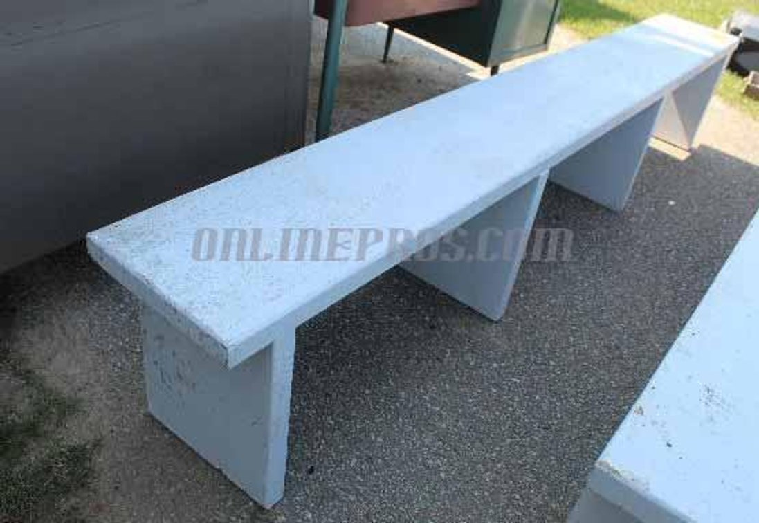 (1) Wood Bench