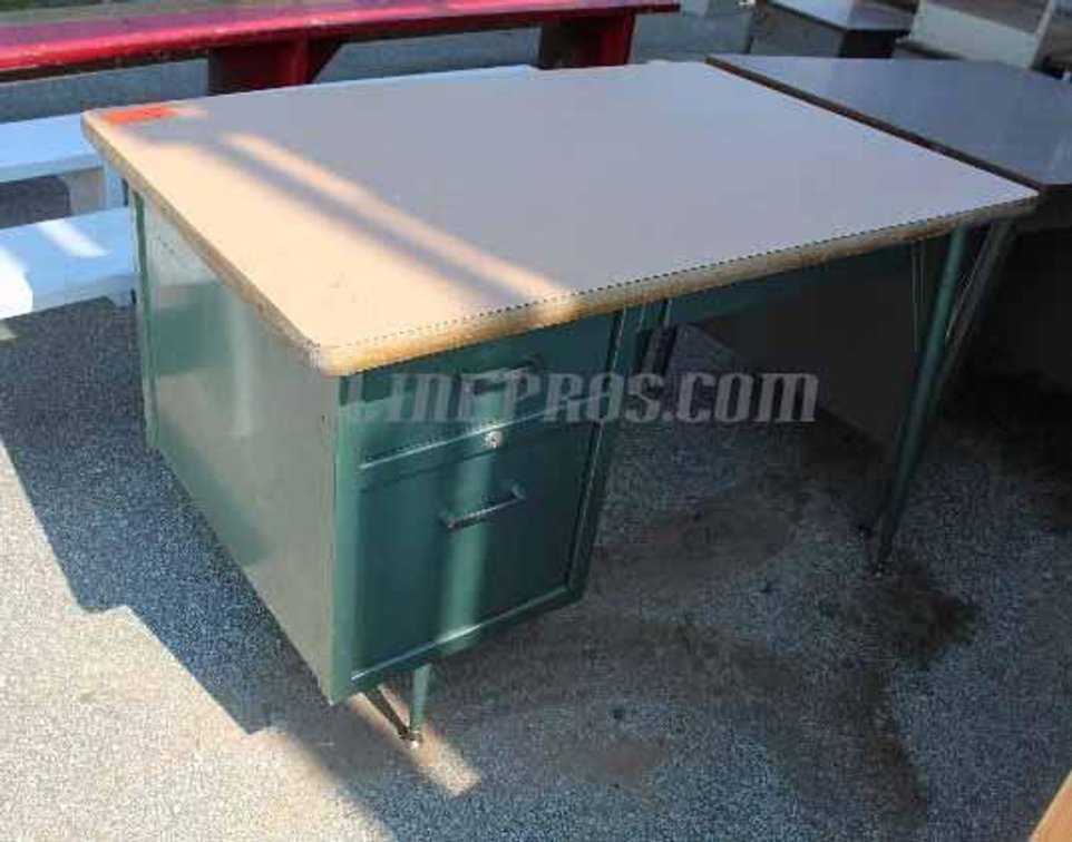 (1) Single Pedestal Teachers Desk