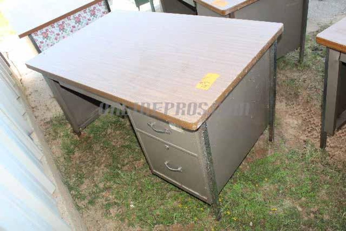 (1) Single Pedestal Teachers Desk