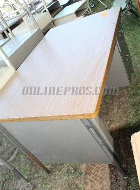 (1) Single Pedestal Teachers Desk