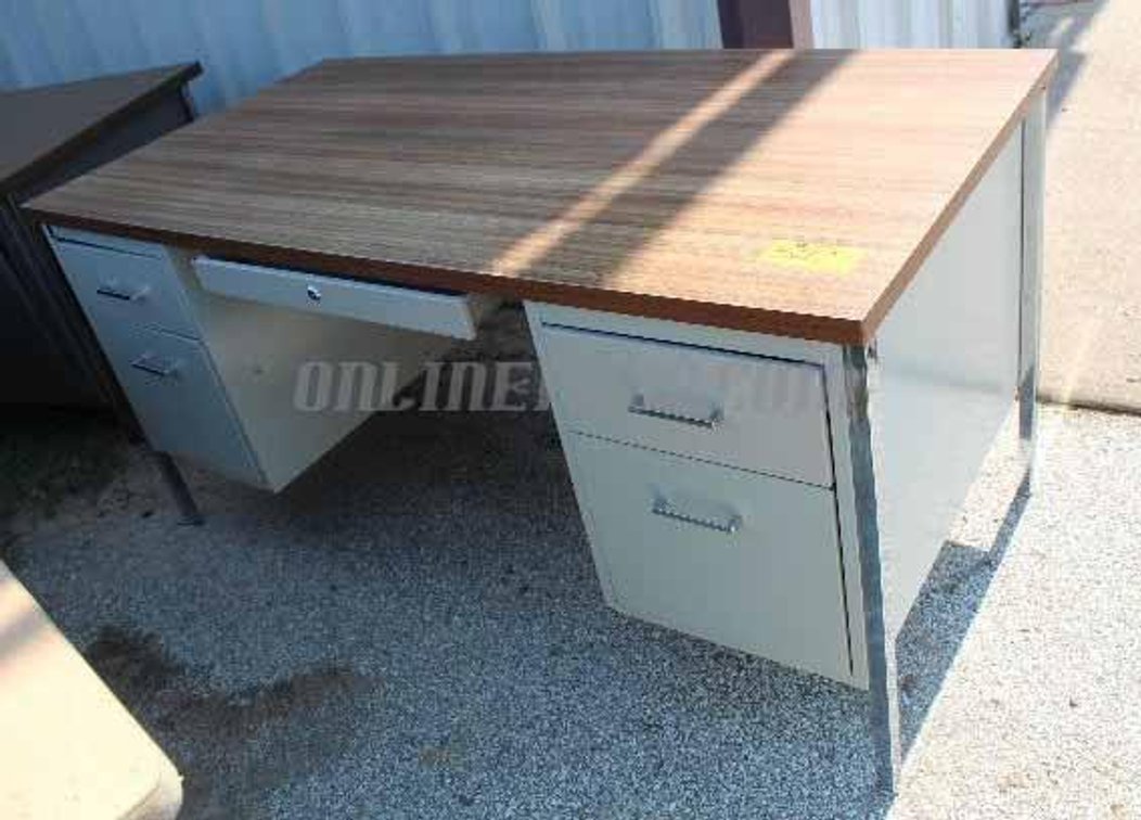 (1) Single Pedestal Teachers Desk