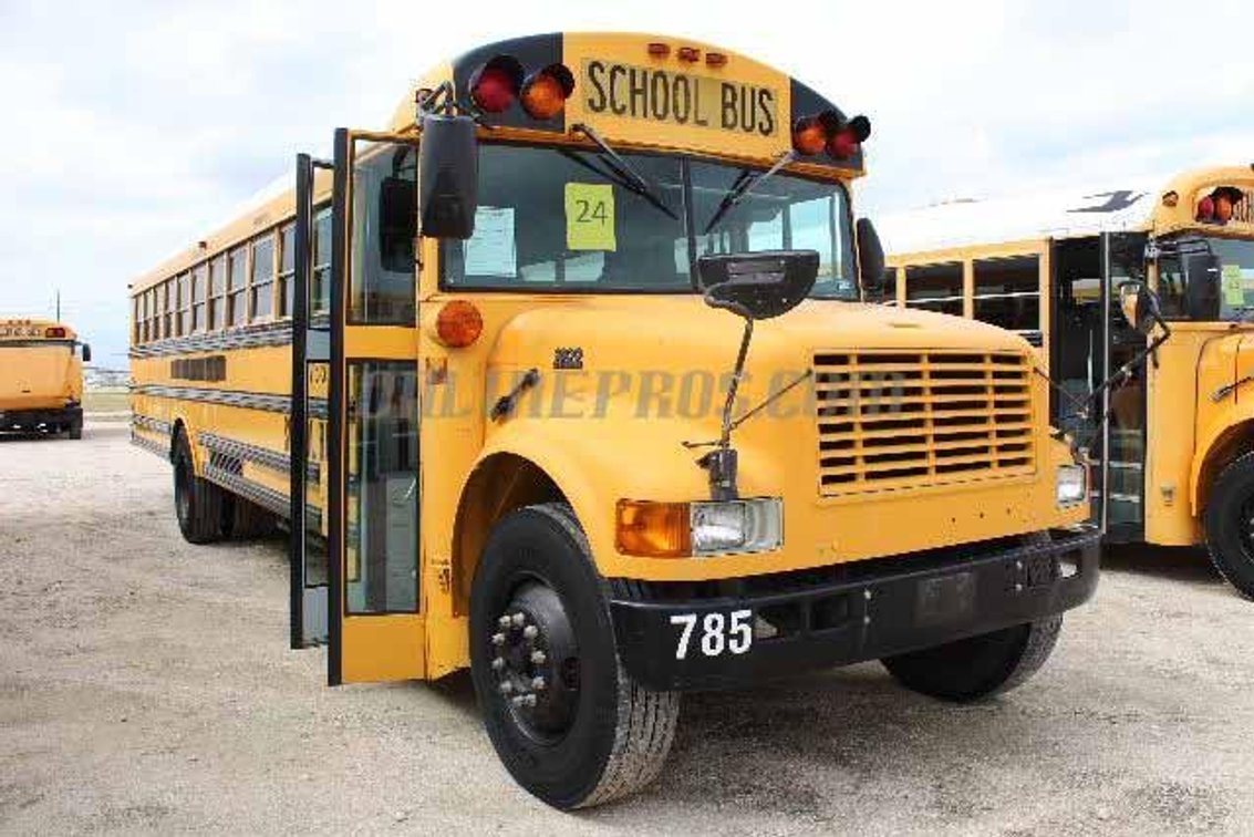 (1) 2000 International Bluebird School Bus Vin #0143