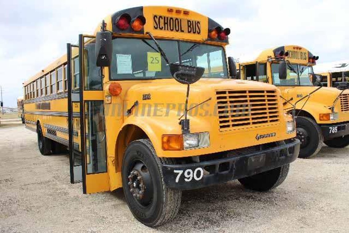 (1) 2000 International Thomas School Bus Vin #0151