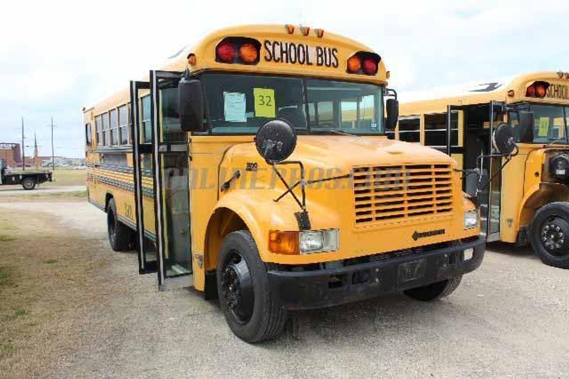 (1) 2001 International Bluebird School Bus Vin #0186