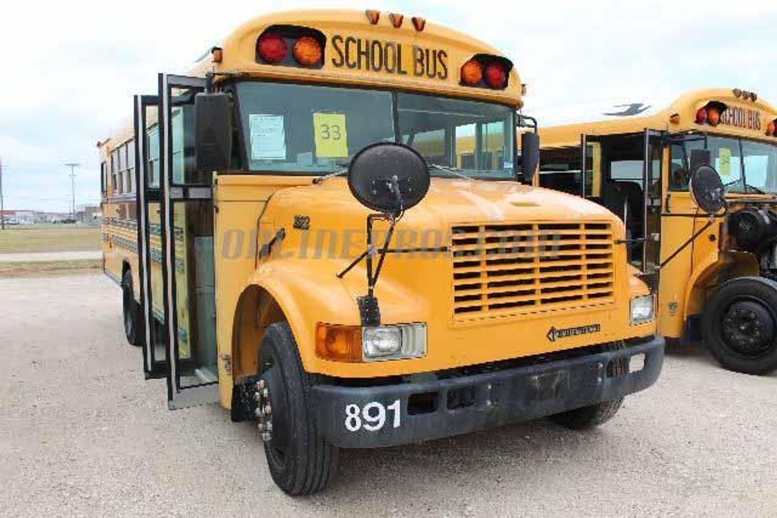 (1) 2001 International Bluebird School Bus Vin #0187