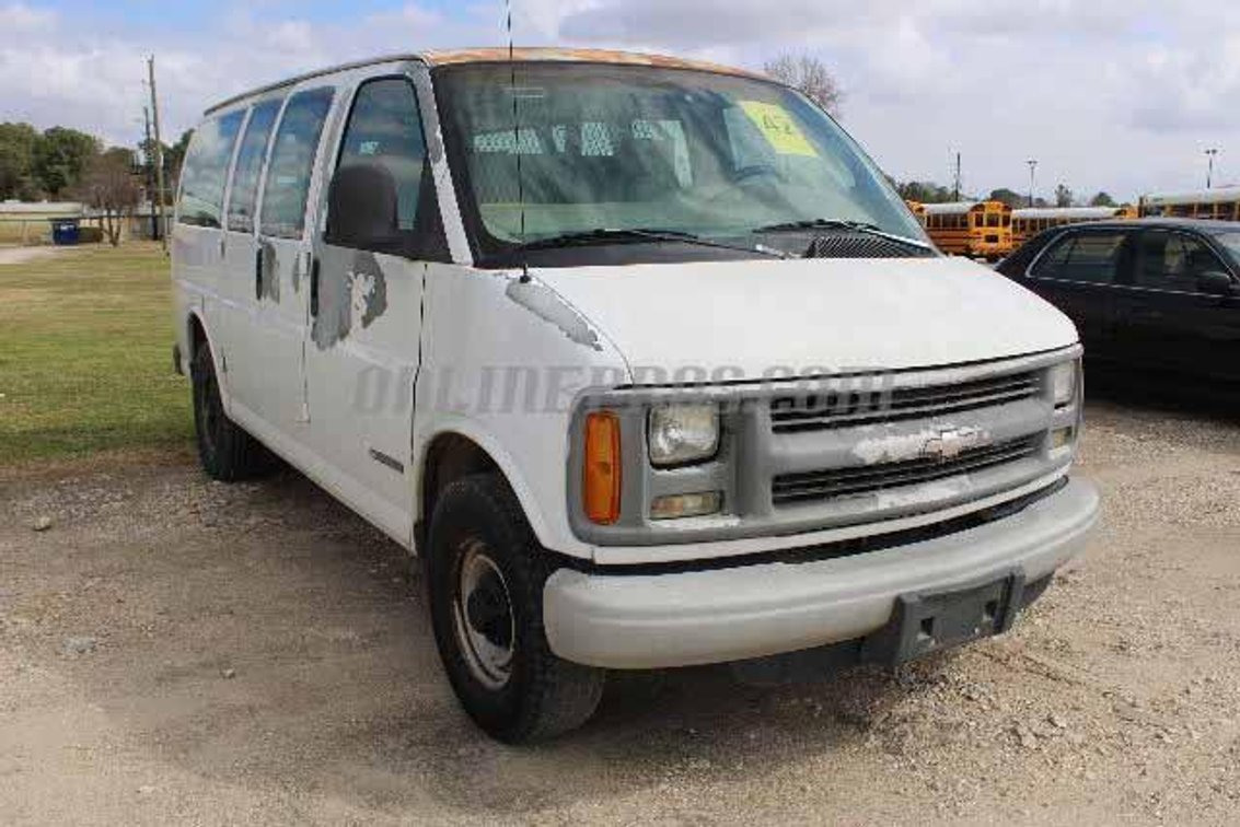 (1) 1998 Chevrolet Cargo Van Vin #8773