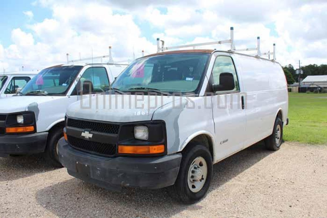 (1) 2006 Chevy Van 3500 Vin #2599