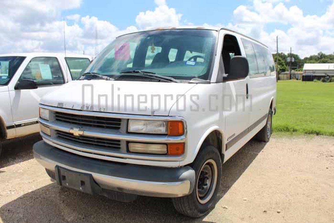 (1) 1998 Chevy Van Vin #2551 - Needs To Be Towed