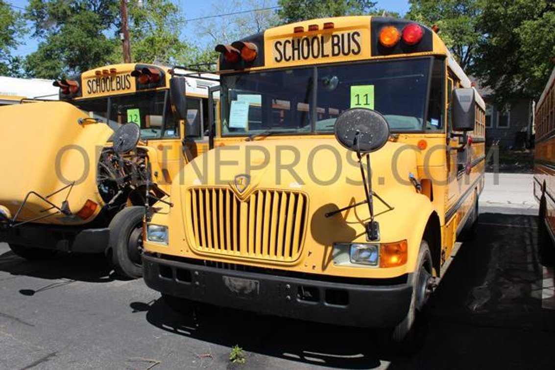 (1) 2004 International CE200 Vin #6487