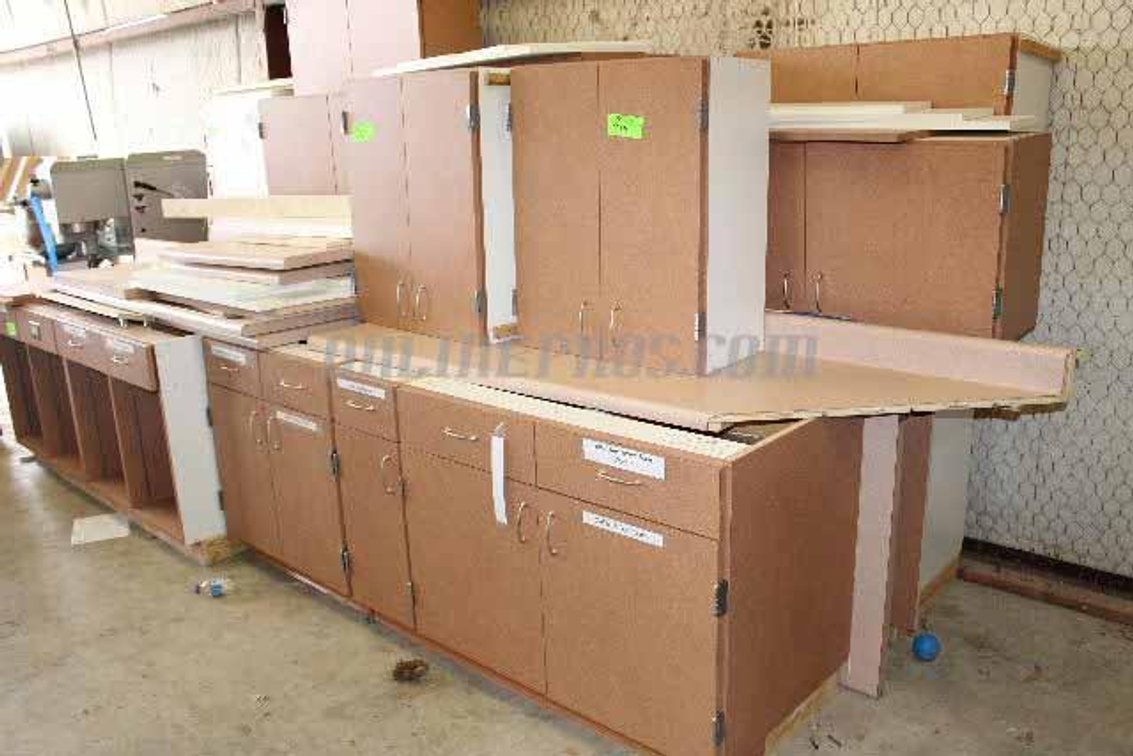 (Lot) Kitchen Cabinets & Island