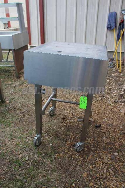 (1) Cashier's Stand