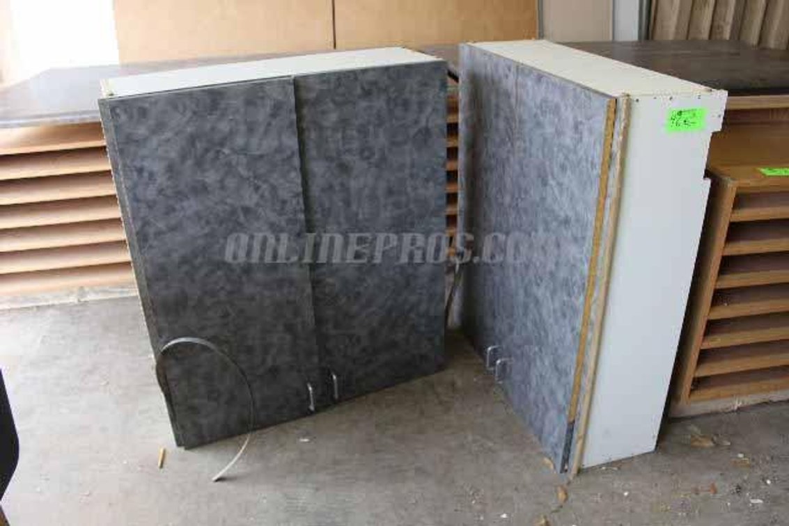 (Lot) Wall Cabinets