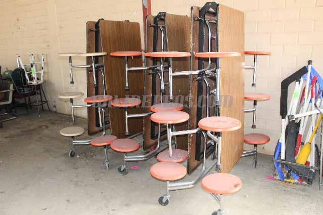(Lot) Cafeteria Tables