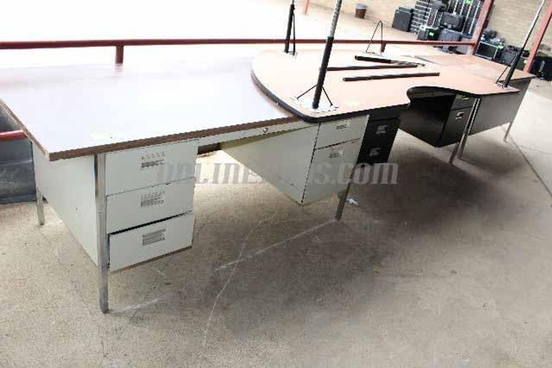 (Lot) Desks & Table