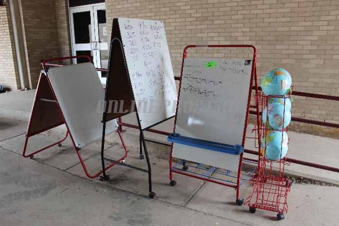 (Lot) Easels & Globes