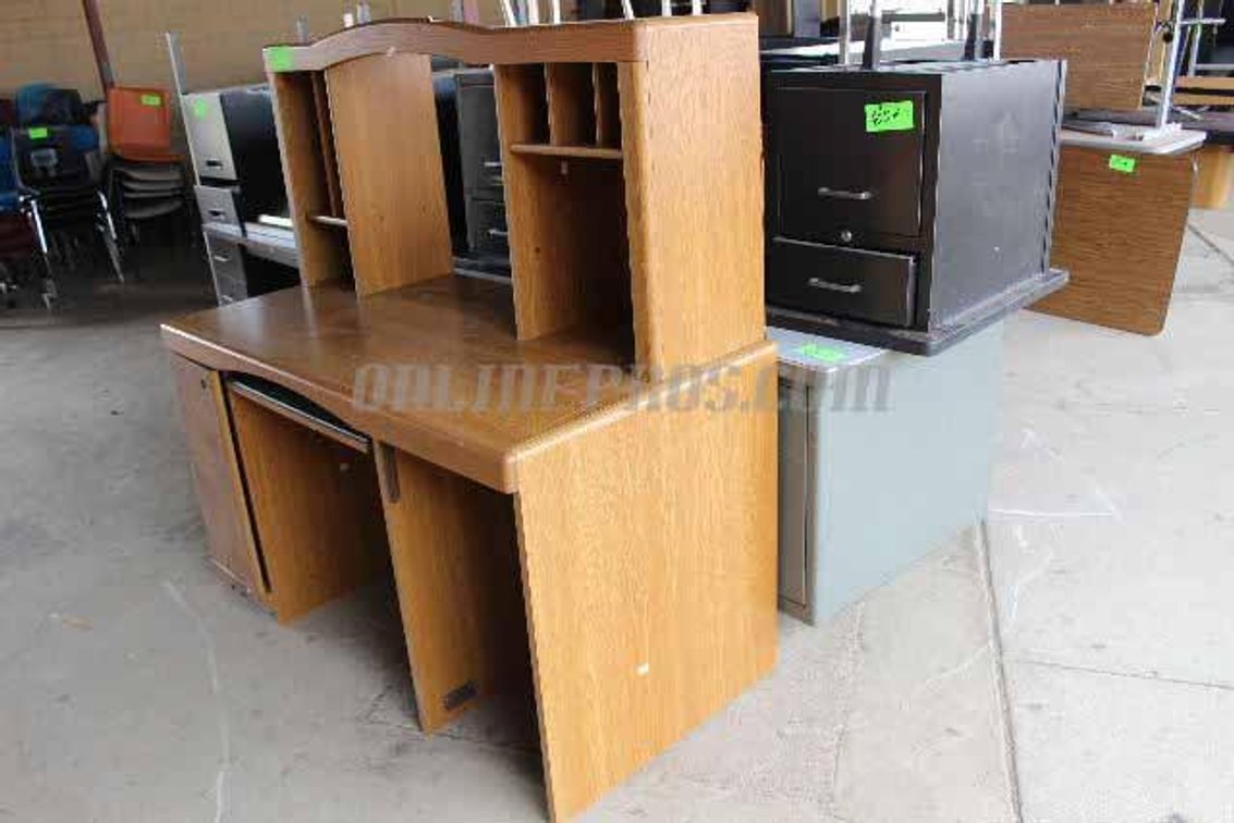 (Lot) Desks & Hutch