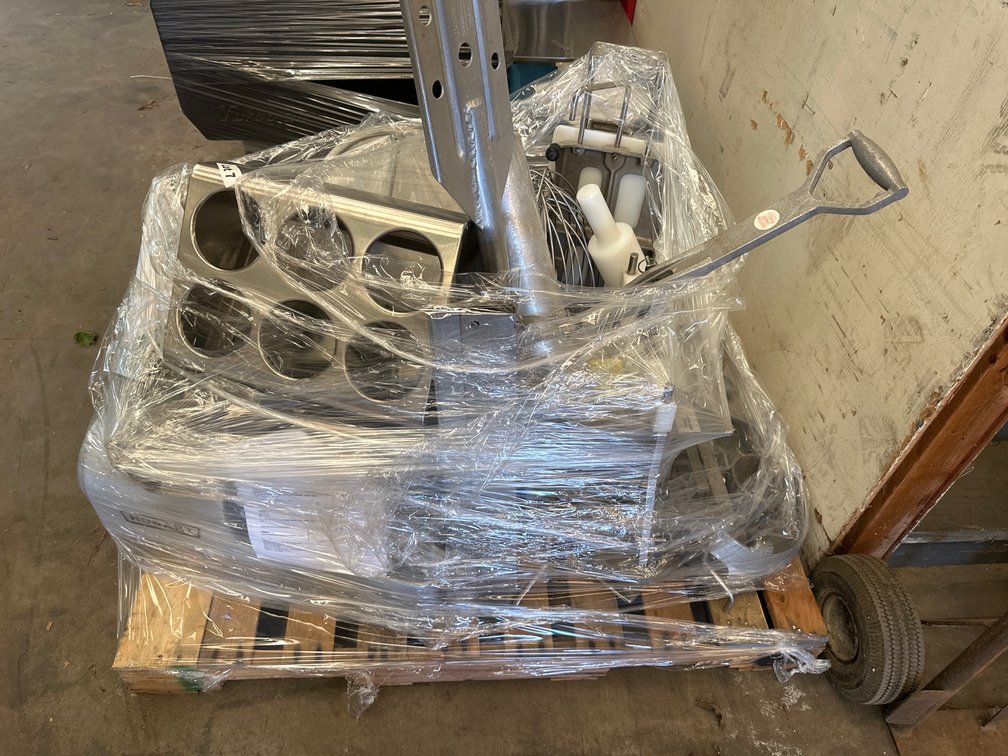 Assorted Kitchen Equipment 