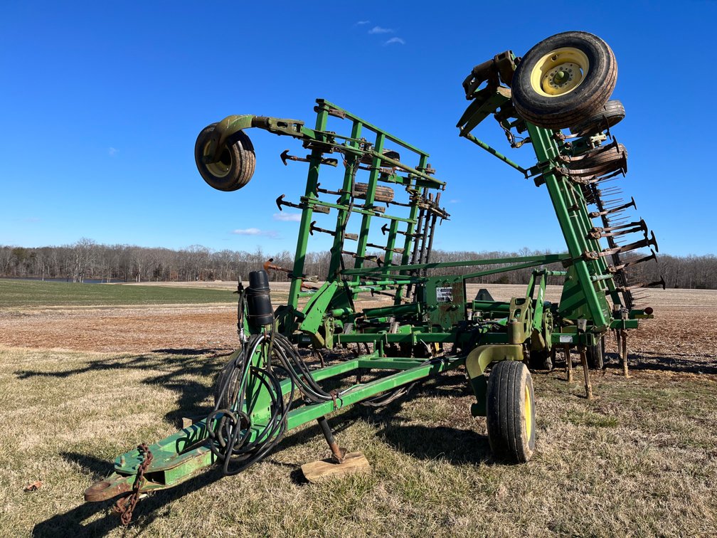 John Deere 2210 Field Cultivator