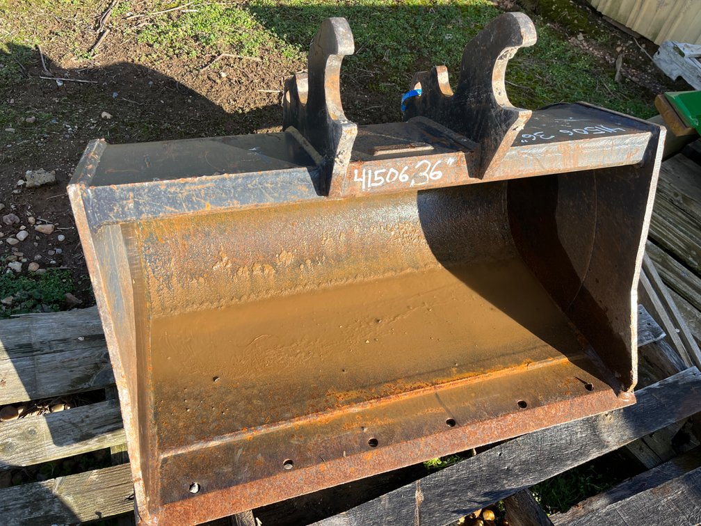 Kubota Quick Attach 36” Clean Out Bucket 