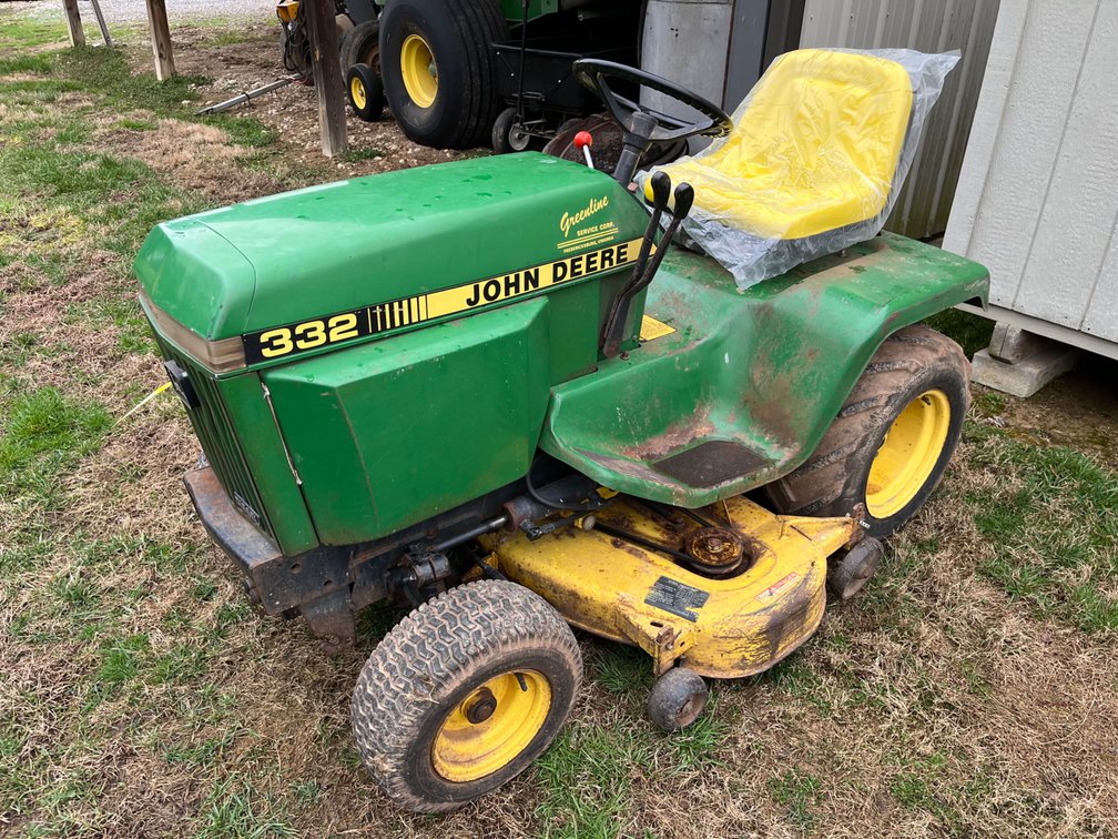 John Deere 332  Riding Mower