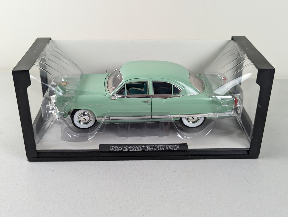 1954 Kaiser Manhattan 