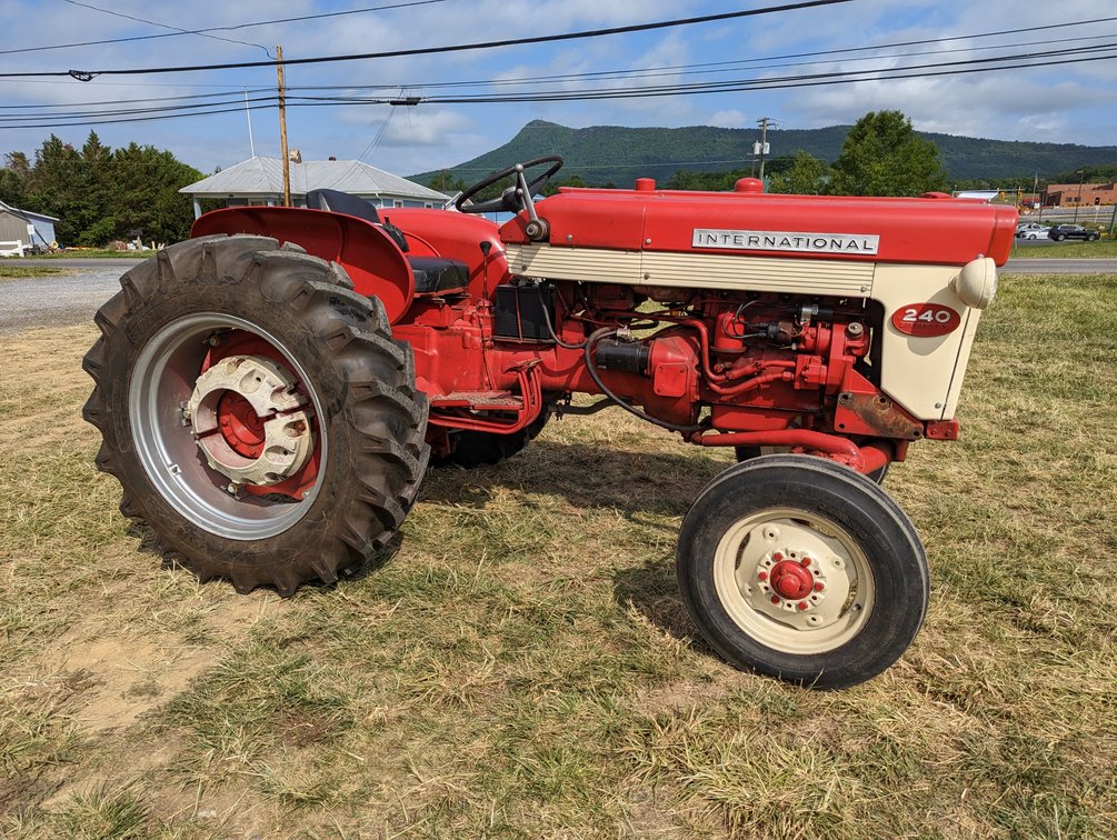 International 240 Utility Tractor
