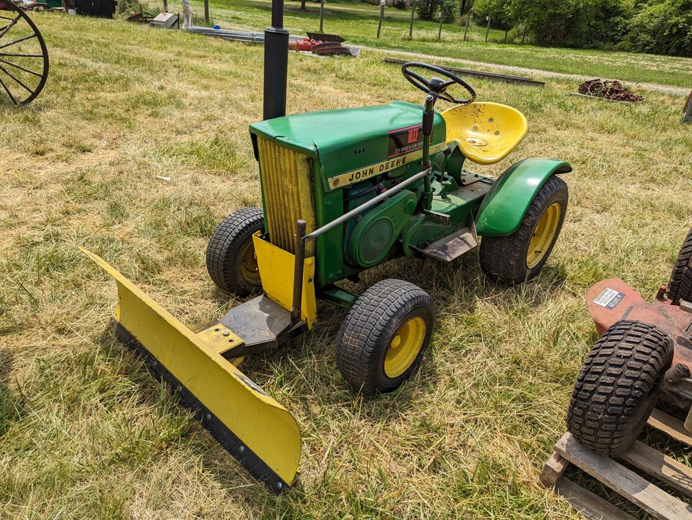 John Deere 110 w/ Snow Blade