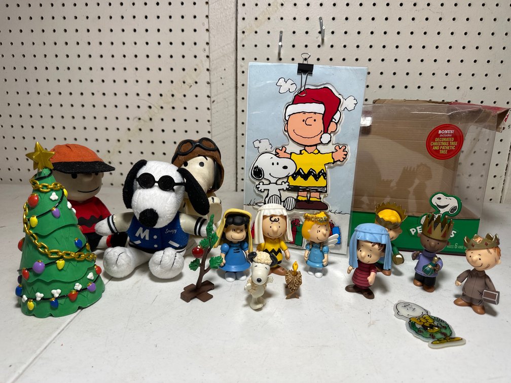 Peanuts Charlie Brown and Snoopy Christmas Character Collection 