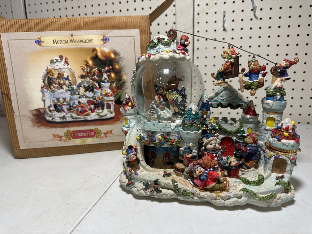 Vintage Grandeur Noel 2001 Bears Ski Resort Musical Christmas Snowglobe