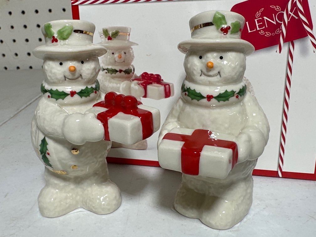 Lenox Happy Holly Days Snowmen Sharing Gifts Salt and Pepper Set 