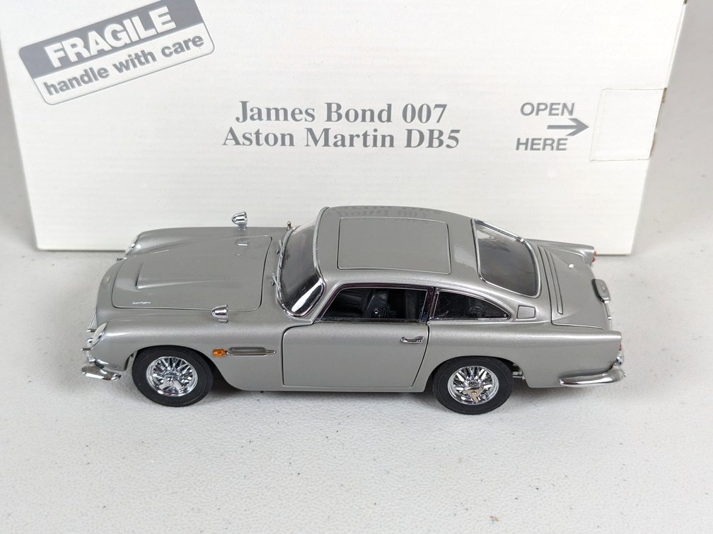 James Bond Aston Martin DB5
