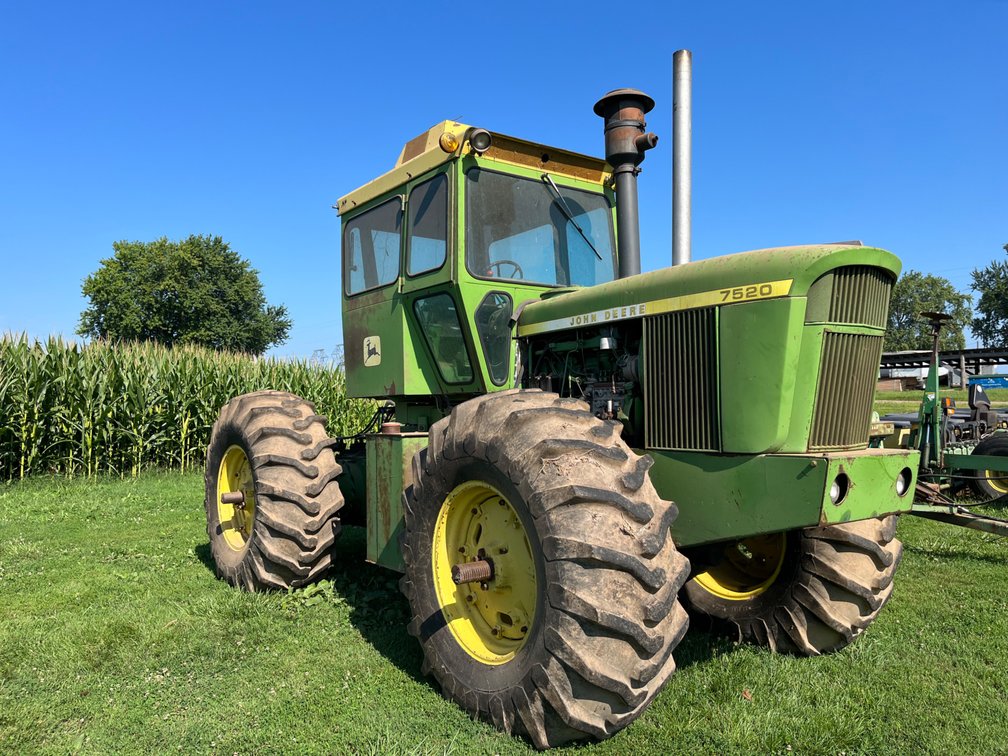 John Deere 7520 Tractor 